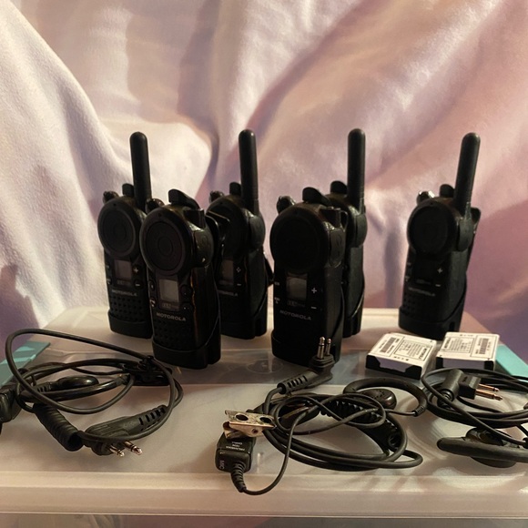 MOTOROLA CLS1110 6 PACK RADIO | 3 EAR PIECES | BLACK - Picture 2 of 5
